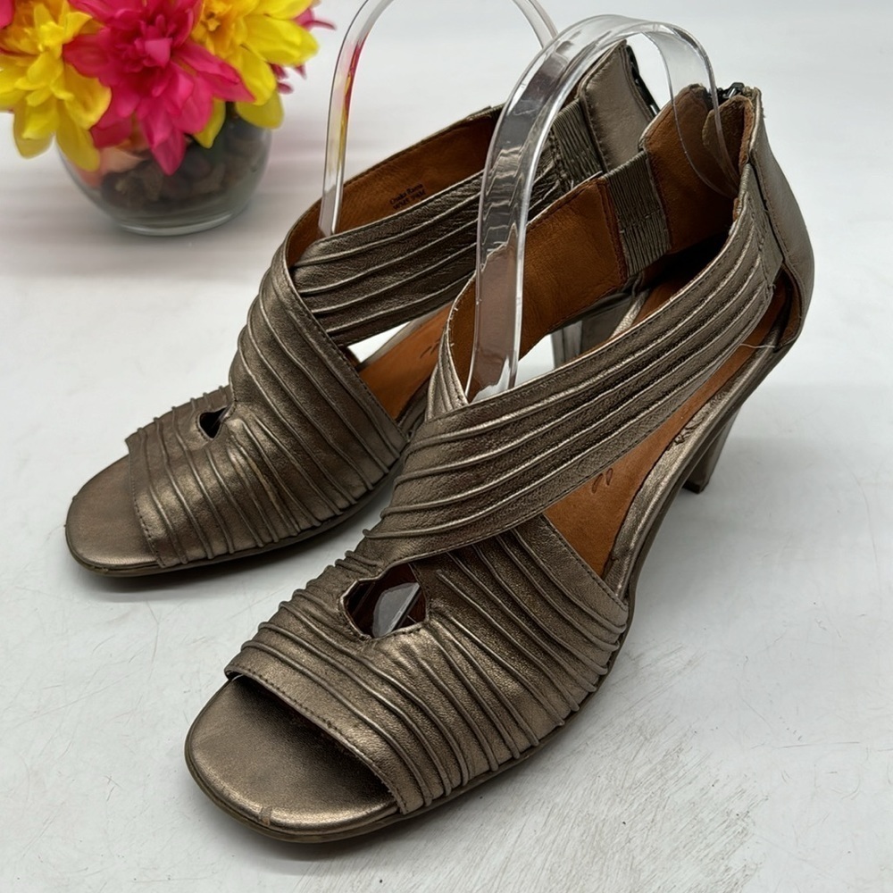 Gentle Souls Osaka Rama Gold Heels Size 9.5 MCH5439A
